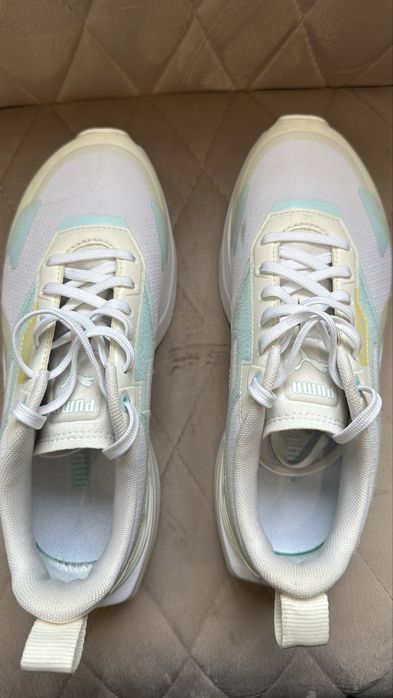 Кроссовки женские