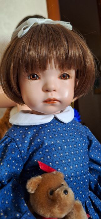 Коллекционная фарфоровая кукла