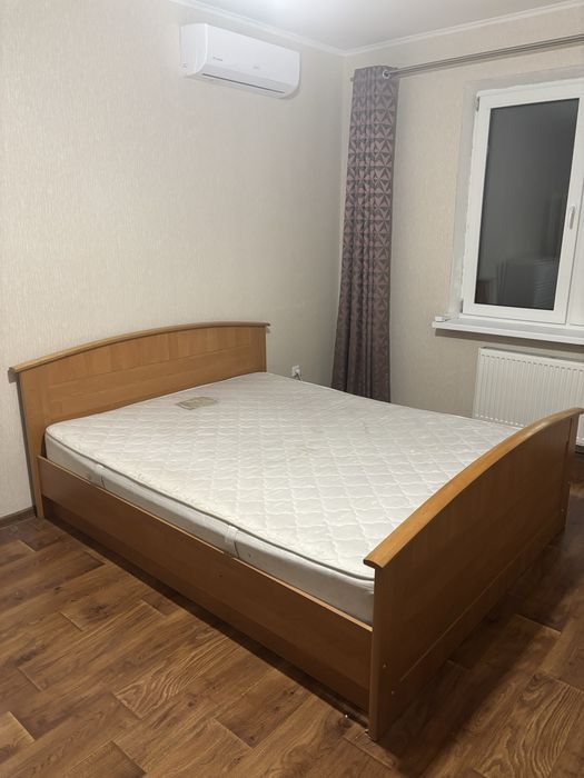 Ліжко деревʼяне.