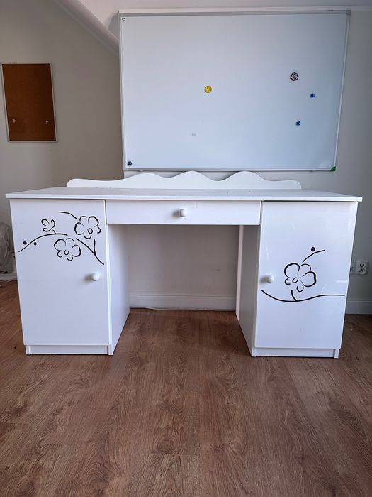 Biurko do pokoju dziecka lub nastolatki