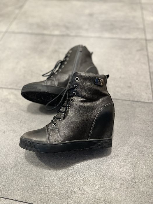 Wysokie botki sznurowane na koturnie
