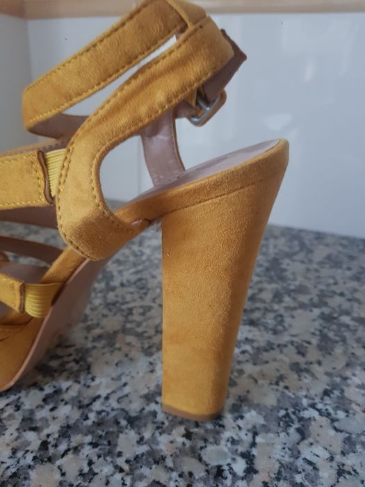 Sandálias Salto Alto COM CUNHA -  Amarelo Mostarda - T38