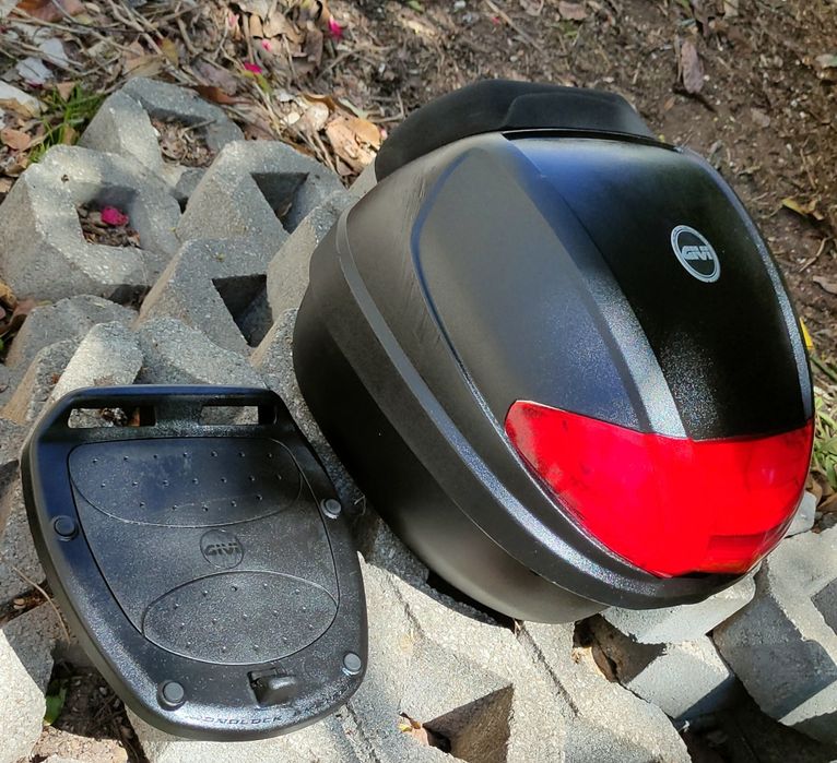 Top Case Givi com suporte e encosto para pendura