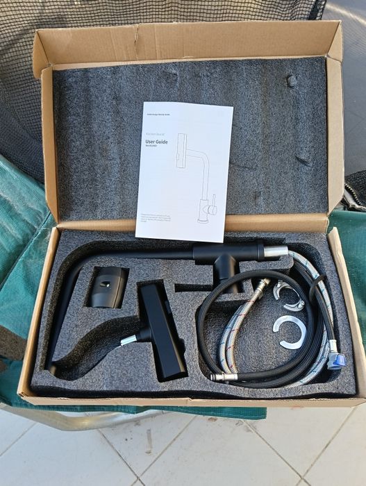 Torneira misturadora com braço oscilante