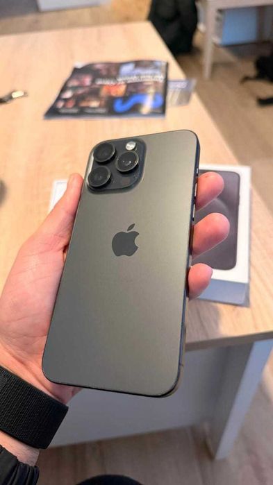 iPhone 15 Pro Max com a sua caixa e acessórios