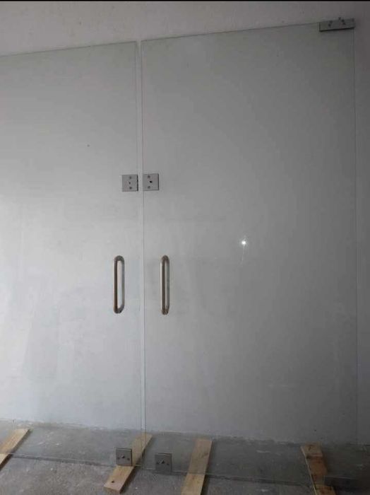 Portas em vidro com punhos em inox