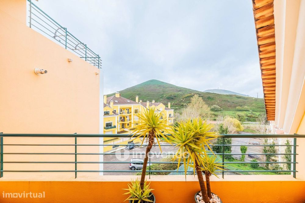 Apartamento T3 Duplex, com estacionamento, no Condomínio do Loural