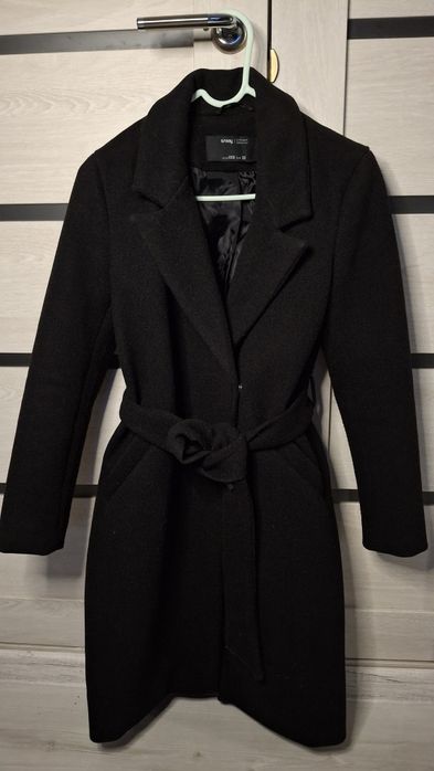 Пальто чорне з поясом