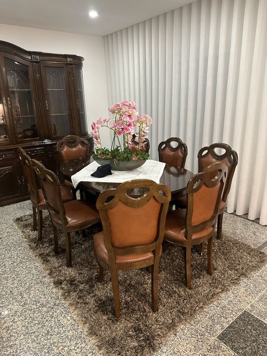 Movel de sala + mesa de sala c/8 cadeiras em pele.