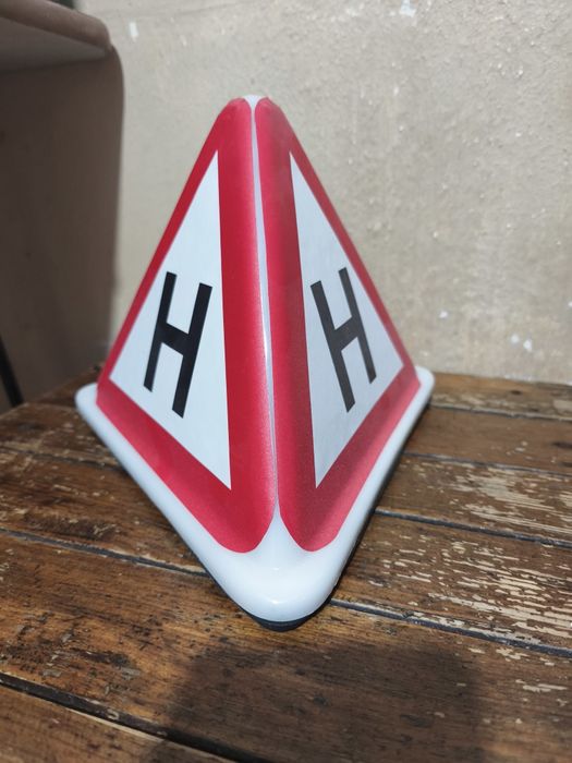 Трикутник навчальний на кришу авто