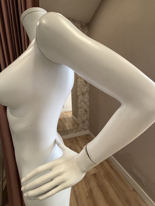 Manequim feminino branco mate