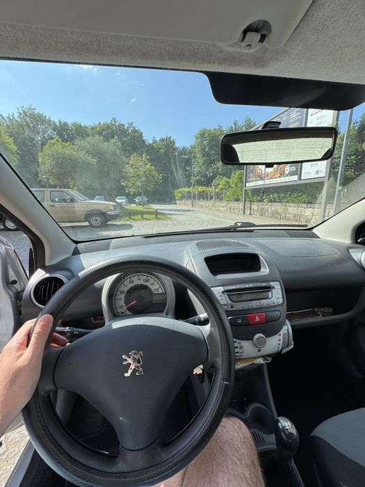 Peugeot 107 1.0 — 5 portas, económico e ideal para cidade