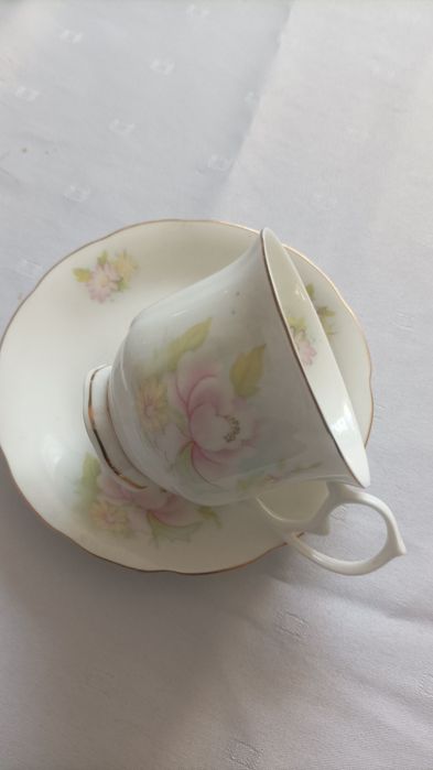 Piękna filiżanka z talerzykiem , porcelana bone china