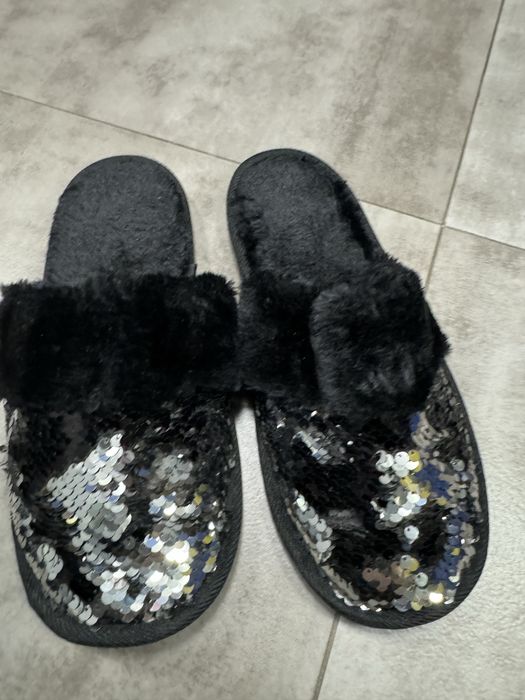 Kapcie z puszkiem i cekinami