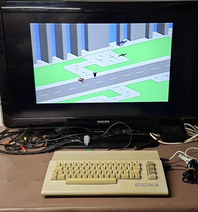 Commodore C64 z zasilaczem