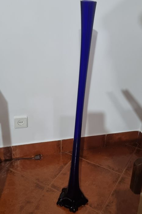 Solitário ou jarra fina de cor azul cobalto