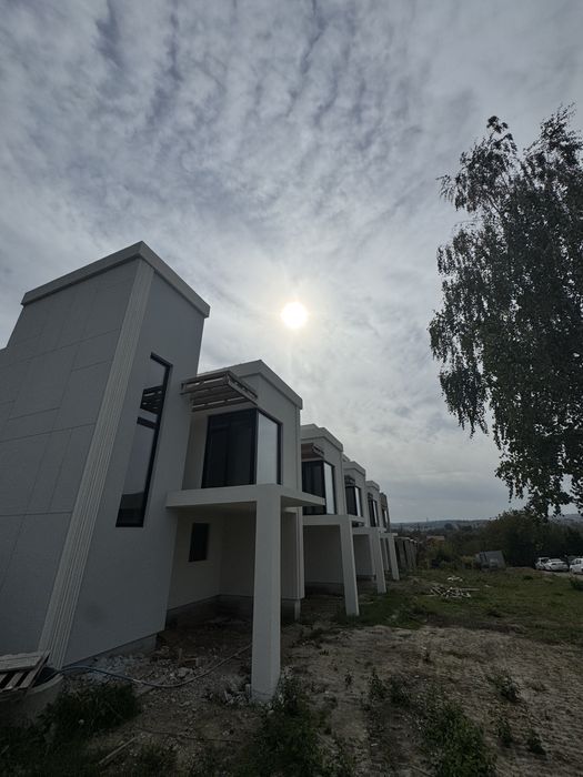 Двоповерхові таунхауси в закритому комплексі