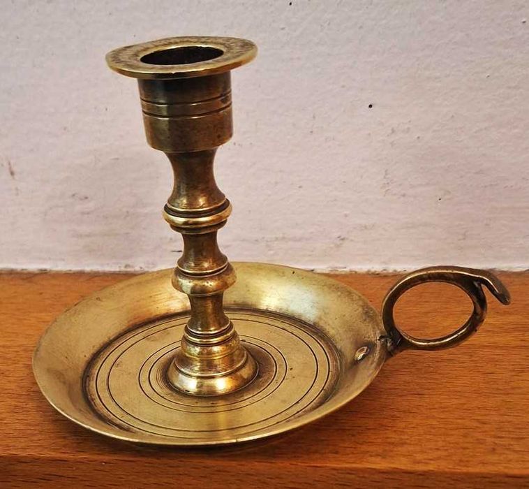 Castiçal vintage em latão, com alça lateral