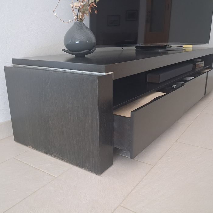 Móvel preto para TV