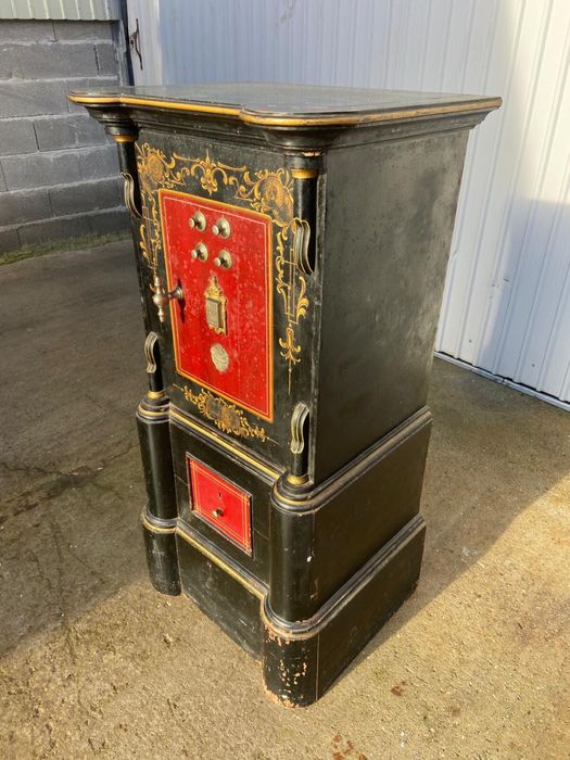 Cofre antigo em estado original