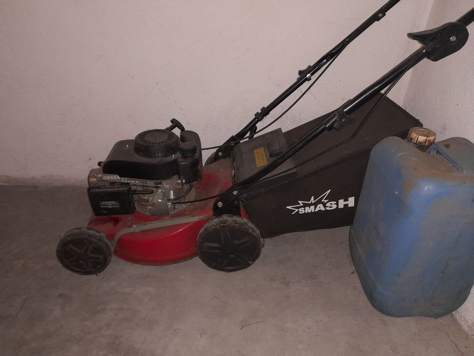 Corta relvas a gasolina