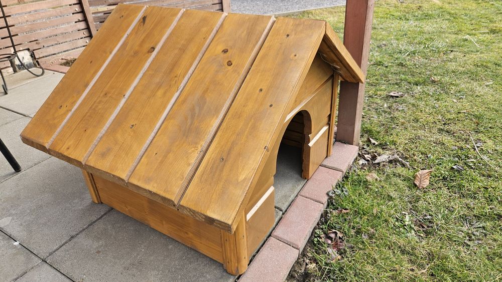 Buda drewniana dla psa