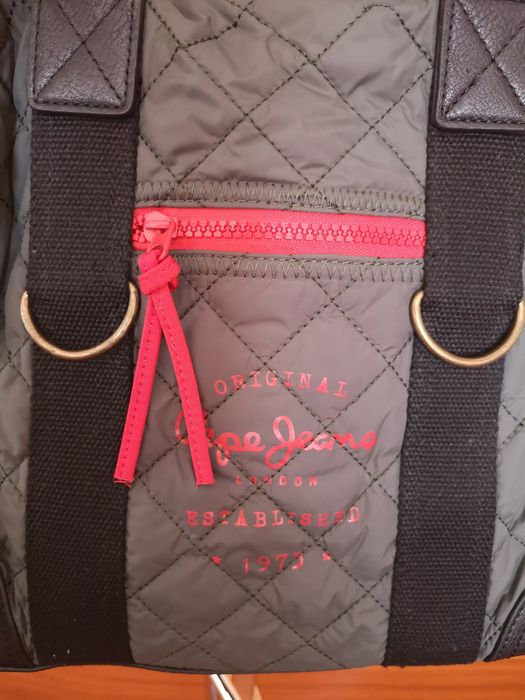 Mala Pepe Jeans em verde tropa com detalhes em vermelho