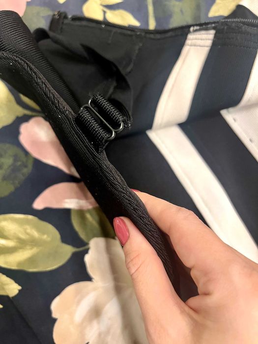 Sukienka bandażowa czara biała paski