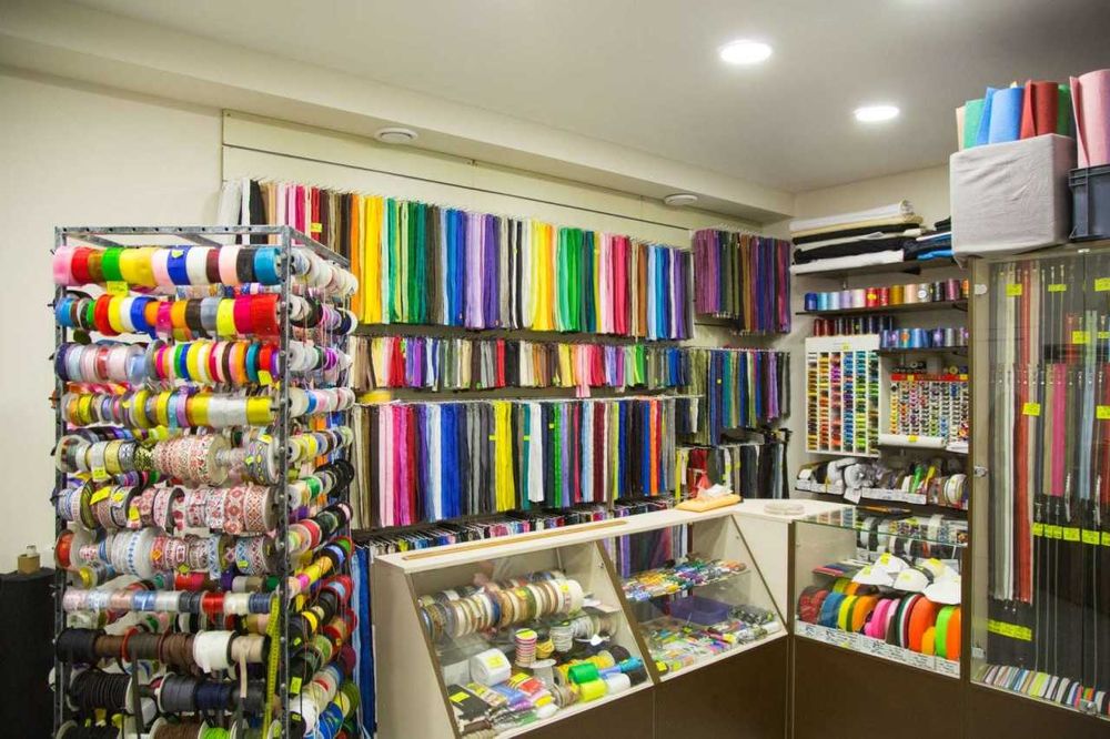 Розпродаж торгового обладнання, вітрини, стелажі, стійки, економпанелі