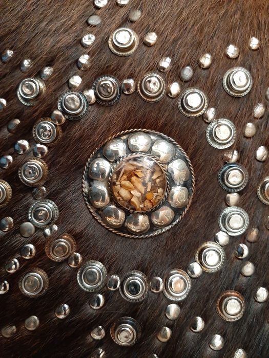 Mala em pele, à tiracolo, c/ incrustações