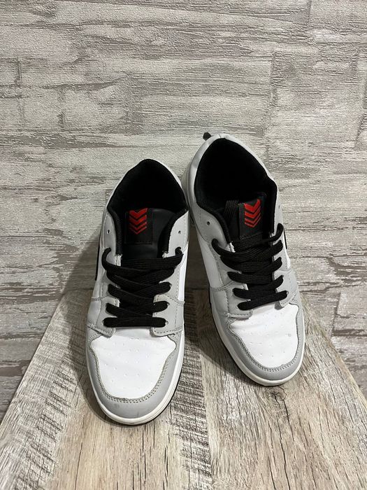 Кросівки класичні