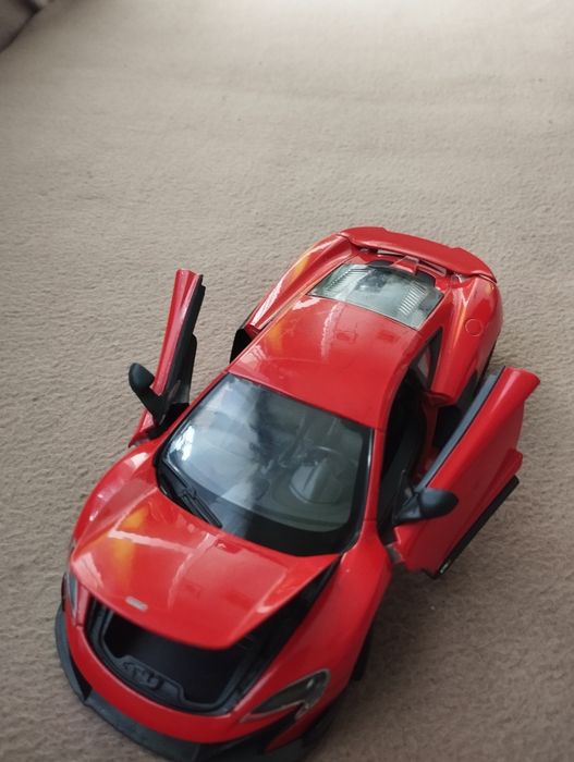 4 samochody modele 1:24