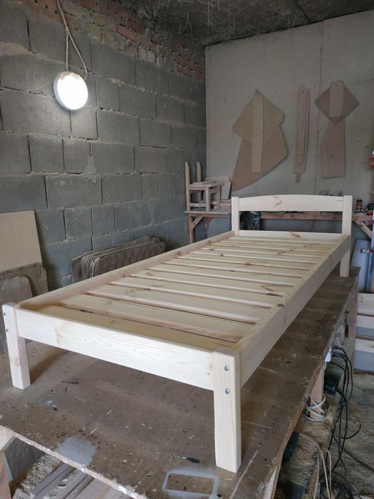 Односпальне ліжко з масиву дерева