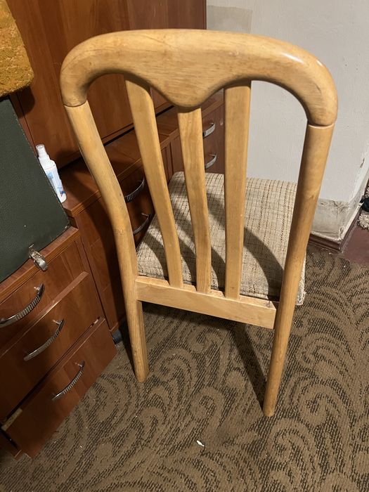 Стул офісний з мʼяким сидінням