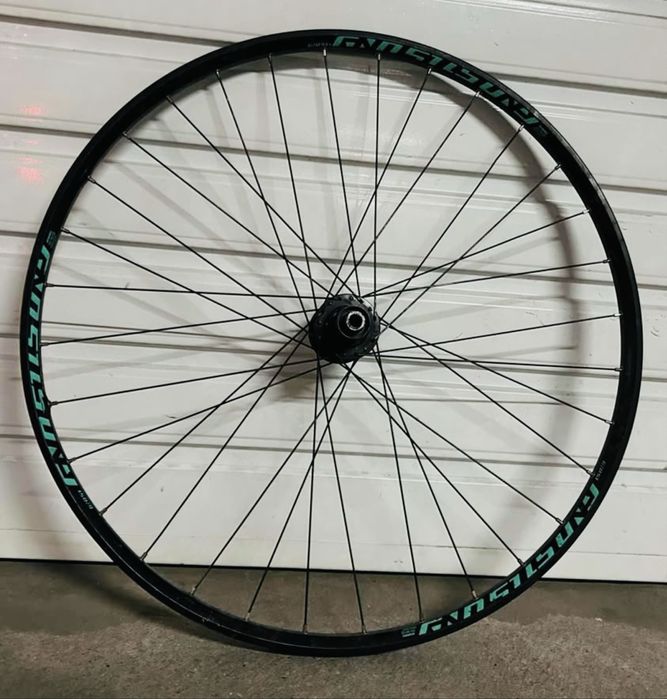 Roda 29 traseira com eixo passante DtSwiss 142 mm