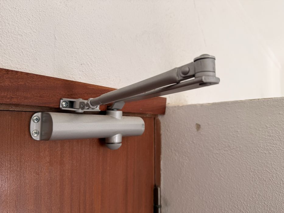 Mola Fecha-Portas Hidráulica / Fecho Automático com Braço Articulado