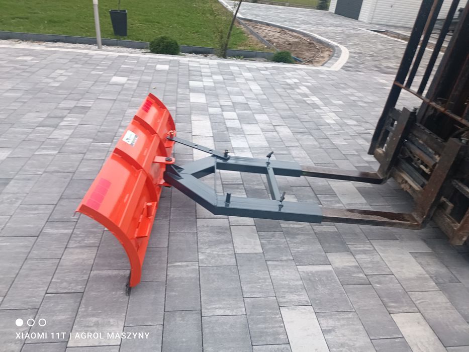 Pług 150 cm na widły wózka widłowego przy hali produkcji mebli