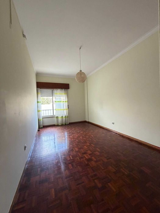 Apartamento T2, Rés-do-Chão, com boas áreas, bastante soalheiro e bem localizado. Fácil acesso a A2,  sito na quinta do lírios.