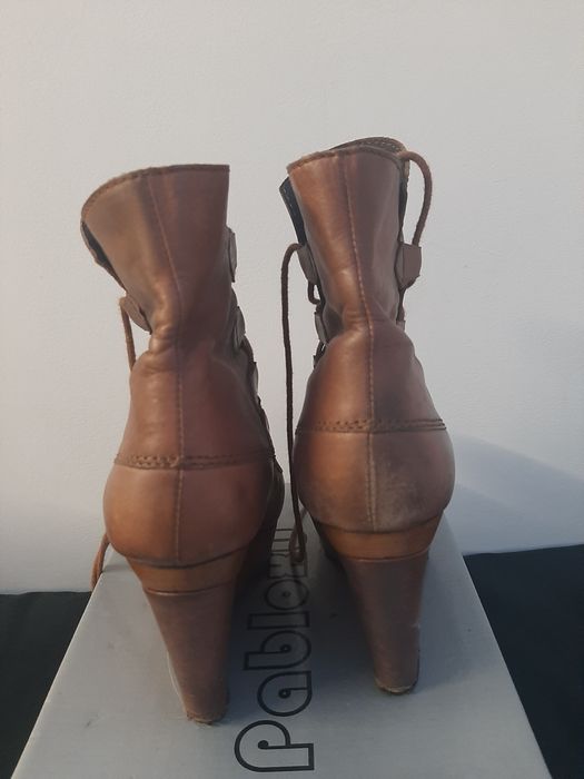 Botins em pele castanho