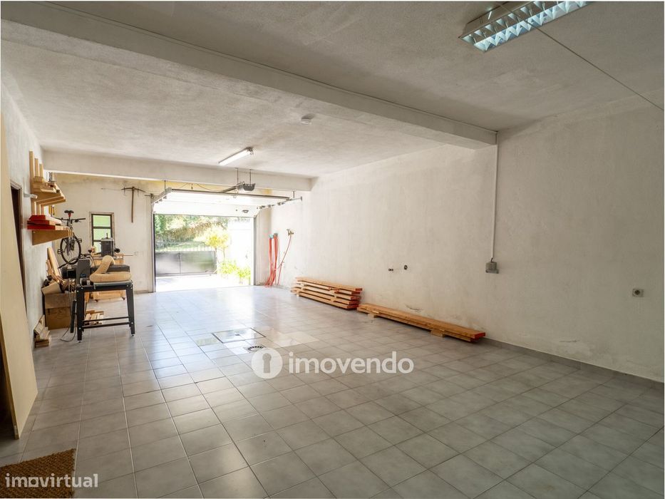 Moradia T6 com jardim, terraço e garagem, em Rio de Mouro
