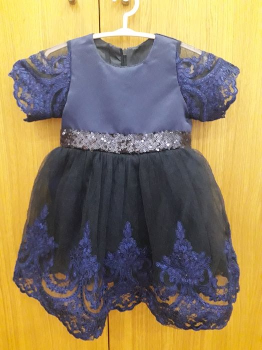 Vestido azul marinho em cetim e tule.