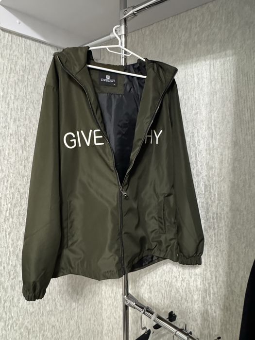 Продам курточку GIVENCHY
