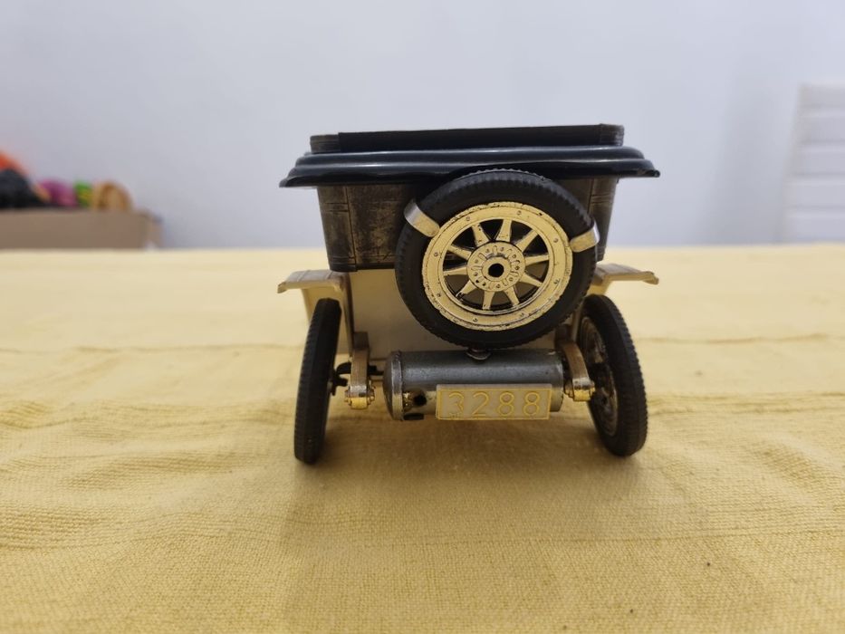 Carro Antigo em Plastico para restauro