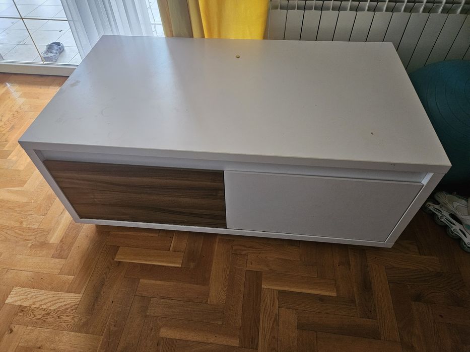 Stolik na kólkach z szufladami