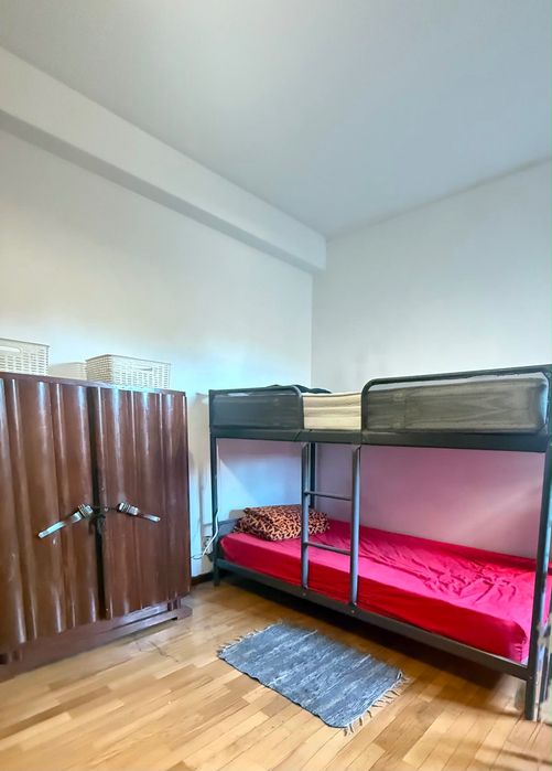 Quarto compartilhado frente metro Santo Ovídio