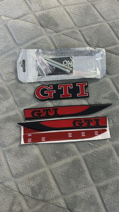 Emblema lateral e frontal GTi