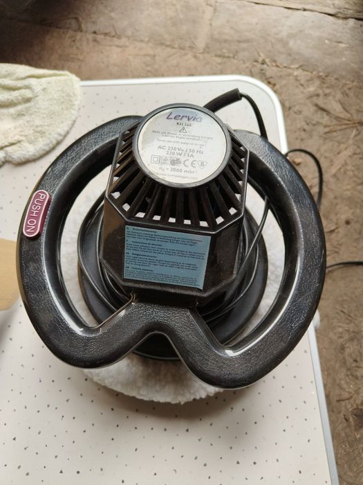 Maszyna do polerowania i woskowania samochodu Lervia KH368. Do tego 4