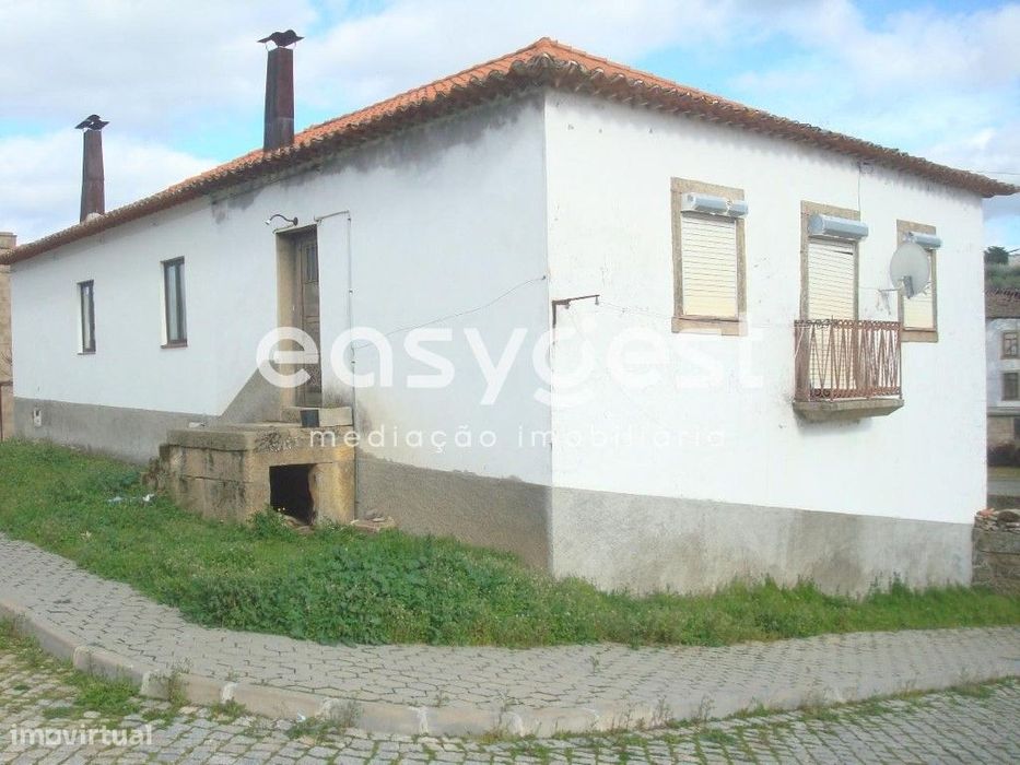 Moradia T3 tradicional em granito e madeira em Almendra