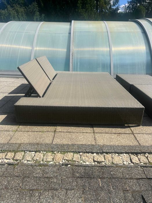 Leżanka basenowa XXL ze stolikami i małymi leżakami