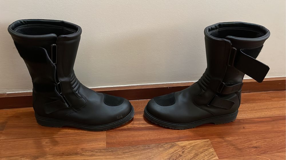 Conjunto Roupa Mota 1 casaco + botas + calças